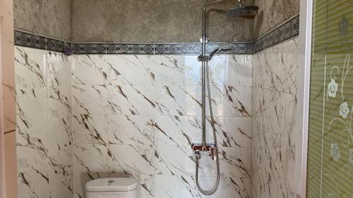 Et badeværelse på Suwehan Beach Cliff House by BIJAK