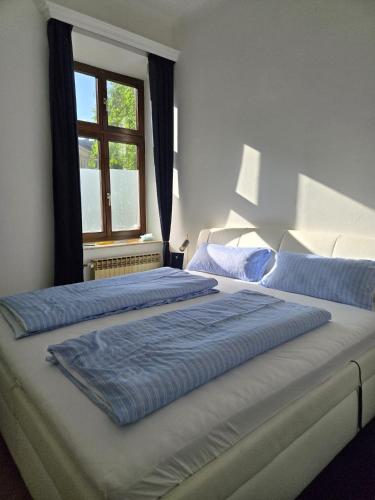 two beds in a bedroom with a window at Apartment Geidorf in Graz