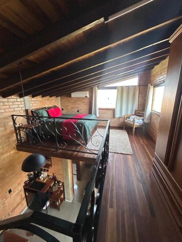 a room with a bunk bed in a house at Chalé Alto da Copaiba in Cunha