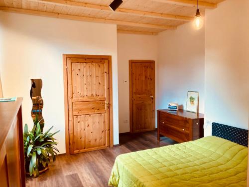 ein Schlafzimmer mit Bett, Kommode und Holzdecke in der Unterkunft primiero-suite 45mq in Transacqua