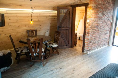 a room with a table and chairs and a door at Rancho Zapotoczny in Łagów