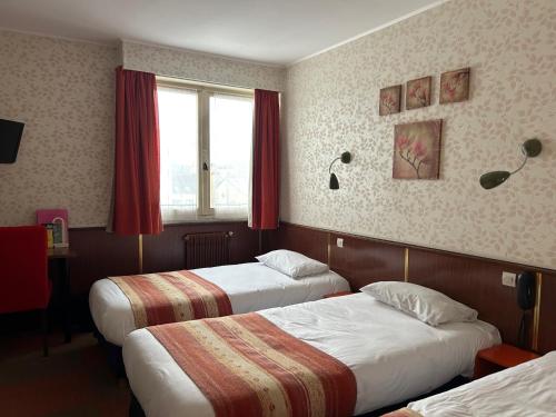 een hotelkamer met twee bedden en een raam bij Hotel le France, Redon in La Celle-sous-Gouzon