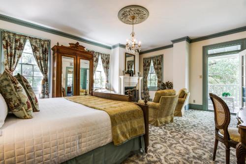Un dormitorio con una cama y una mesa y sillas. en Noble Inns, en San Antonio