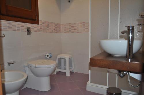 サン・ヴィート・ロ・カーポにあるRaggio di Lunaのバスルーム(トイレ、洗面台付)