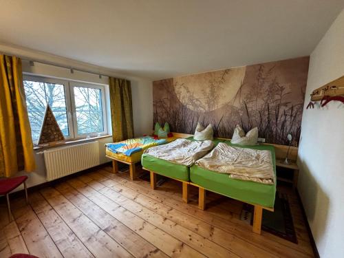 een kleine kamer met twee bedden en een raam bij Auszeit bei Katharina in Frauenstein