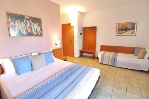 een hotelkamer met twee bedden in een kamer bij Hotel Palme Gemelle in Vieste