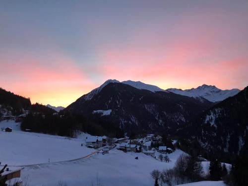 een zonsondergang boven een skigebied in de bergen bij Apartment Juen in Tobadill