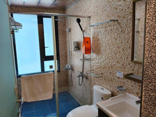 ein Badezimmer mit Dusche, Toilette und Waschbecken in der Unterkunft Fun B&B in Altstadt von Hengchun