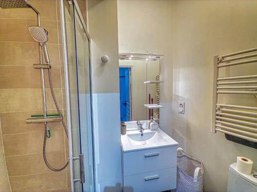 une salle de bain avec lavabo et douche dans l'établissement Beau Studio Neuf proche du centre et de Nausicaa, à Boulogne-sur-Mer