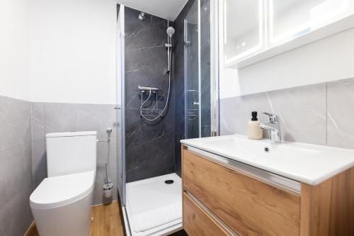 ein Badezimmer mit Toilette, Waschbecken und Dusche in der Unterkunft Heu22 Heukammerl in Farchant