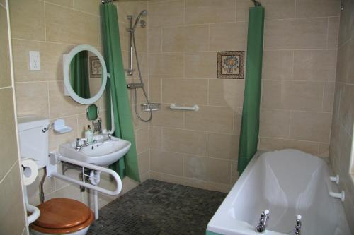 A bathroom at Glenboy Country Accommodation