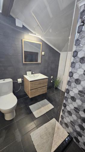 ein Badezimmer mit Toilette und Waschbecken in der Unterkunft Къща за гости Ореха in Aprilzi