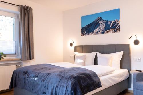 een slaapkamer met een bed met een berg bij Heu22 Sommerfrische in Farchant