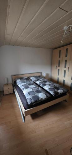 een groot bed in een kamer met een plafond bij Ferienwohnung Chandony in Konz