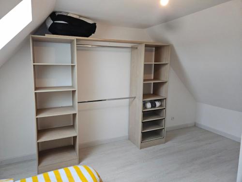 ein Zimmer mit einem Einbauschrank im Dachgeschoss in der Unterkunft house in a farmhouse in Sains-lès-Fressin