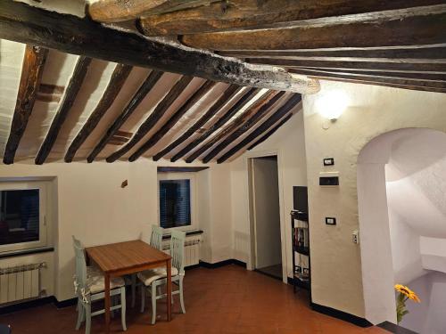 une salle à manger avec une table et des chaises en bois dans l'établissement Tre Caravelle, à Levanto