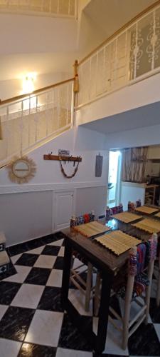 een eetkamer met een tafel en een trap bij Riad Kechin Beldi in Marrakesh