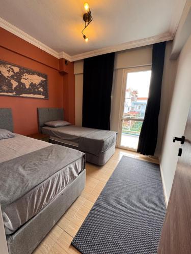 une chambre avec deux lits et une fenêtre dans l'établissement Central Cozy Villa 5 Min to Beach, à Kusadası