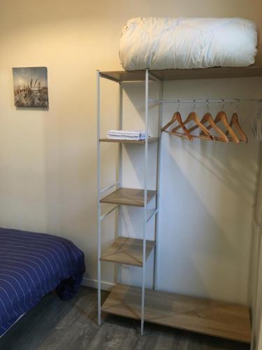 een kamer met een stapelbed en een kast bij Petit T2 de charme in Eysines