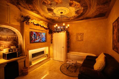 Télévision ou salle de divertissement dans l'établissement The Mirador Boutique Town House