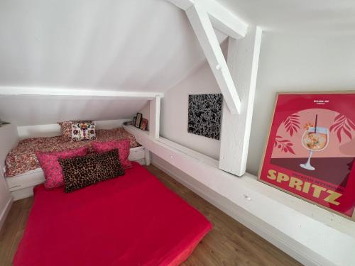 ein kleines Zimmer mit rotem Teppich im Dachgeschoss in der Unterkunft Casa Favelas, Vue Mer, plages et Monaco à pieds in Cap d'Ail