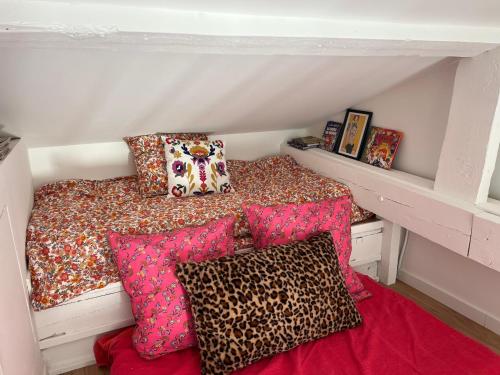 ein Zimmer mit einem Bett und Kissen darauf in der Unterkunft Casa Favelas, Vue Mer, plages et Monaco à pieds in Cap d'Ail