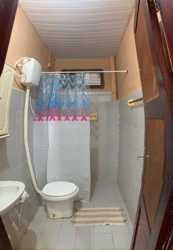 een kleine badkamer met toilet en wastafel bij Pousada Casa do Josef in Canoa Quebrada