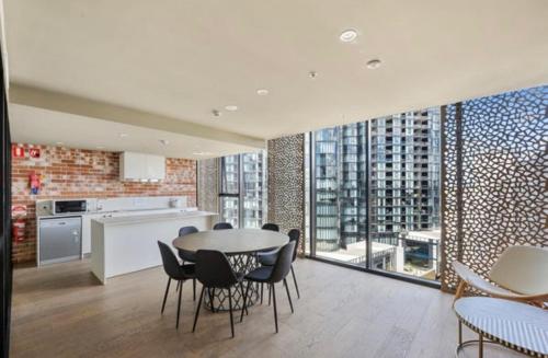 een keuken en eetkamer met een tafel en stoelen bij Lake Views Belconnen in Belconnen