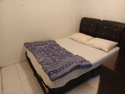 Een bed of bedden in een kamer bij Cool view budget hotel