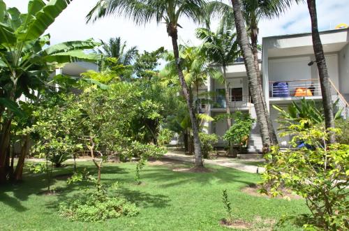 a view of the house from the garden at Villa dos Graffitis Pousada in Morro de São Paulo