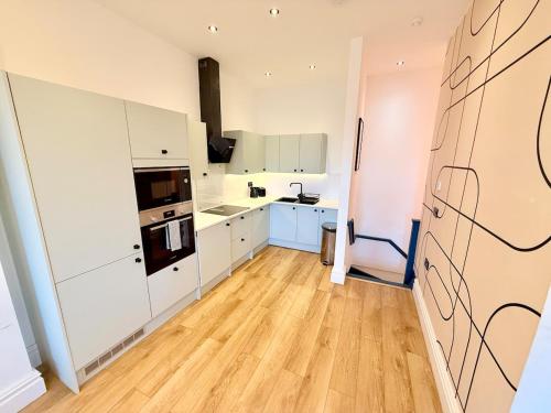Central - Free parking- Sleeps 6 - Stylish Apt photo 9