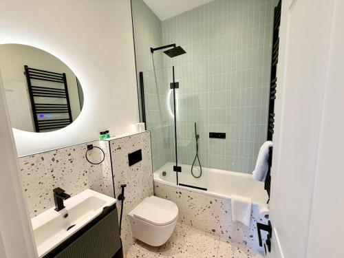Central - Free parking- Sleeps 6 - Stylish Apt photo 8