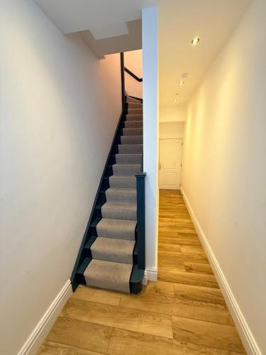 Central - Free parking- Sleeps 6 - Stylish Apt photo 11