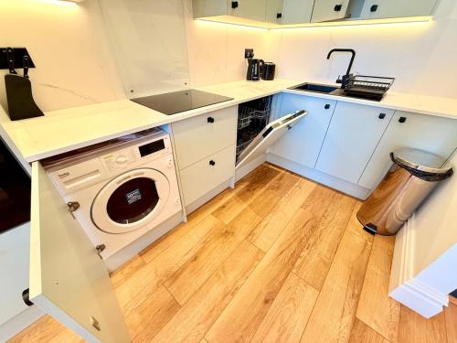 Central - Free parking- Sleeps 6 - Stylish Apt photo 12