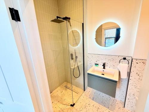 Central - Free parking- Sleeps 6 - Stylish Apt photo 13