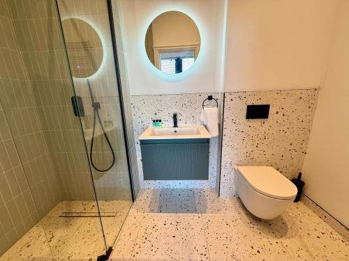 Central - Free parking- Sleeps 6 - Stylish Apt photo 16