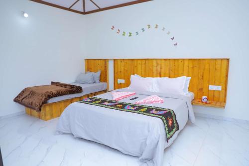 En eller flere senge i et værelse på Vantara Agro Resort & Farm Stay