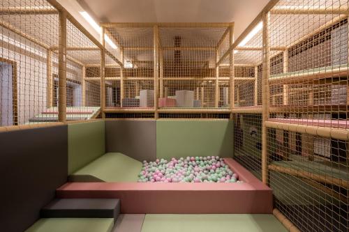 een kamer vol met roze ballen bij Villa Vita Krupówki in Zakopane