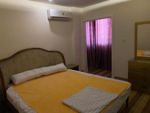 En eller flere senge i et værelse på Zamalek cosy house