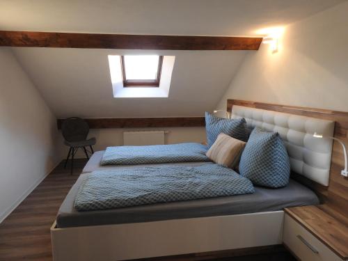 a bedroom with a bed in a attic at Ferienwohnungen am Hauptplatz in Pirna