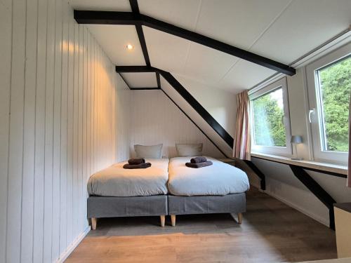 een slaapkamer met 2 bedden op een zolder bij Eifel Residence 2 in Gerolstein