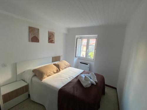 een slaapkamer met een bed en een raam bij Casa Navia in Villanueva de Arosa
