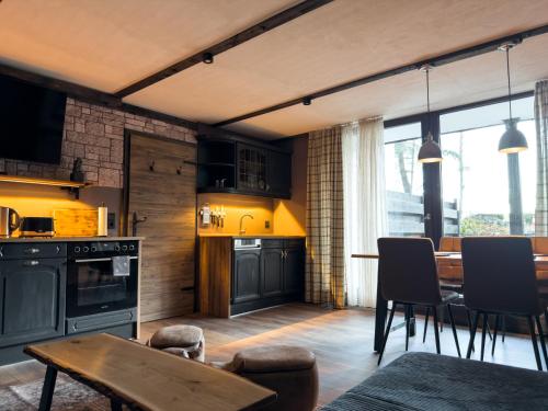 Kuchyň nebo kuchyňský kout v ubytování FeWo Ottobeurens Schmuckstück Gemütlich-Stylische Wohnung - ACHAT