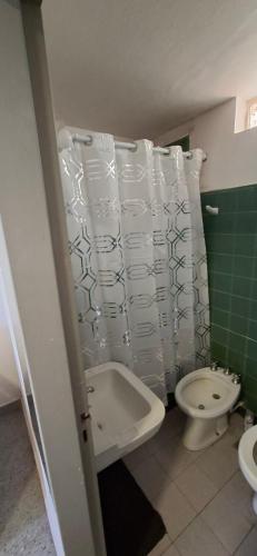 een badkamer met toilet, bad en wastafel bij Dpto Olavarria in Mar del Plata