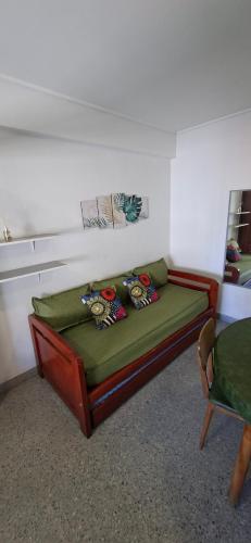 een bank met kussens erop in een kamer bij Dpto Olavarria in Mar del Plata