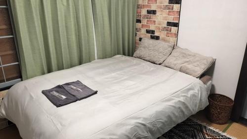 Postel nebo postele na pokoji v ubytování Room 103Old private house guest house in Yugawara, Geisha's inn