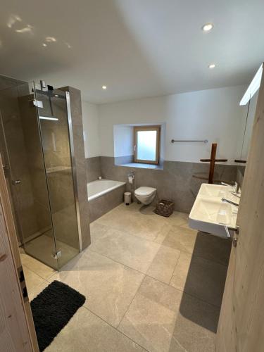 Et badeværelse på New loft apartment with mountain views