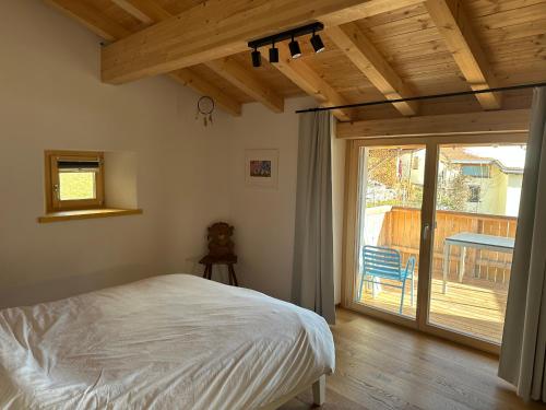 En eller flere senge i et værelse på New loft apartment with mountain views