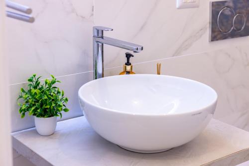 ein Badezimmer mit einem weißen Waschbecken und einem Wasserhahn in der Unterkunft Ginevra Luxury Taormina in Taormina