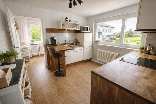 een keuken met een aanrecht en een wastafel bij Haus am Bodensee in Fußach